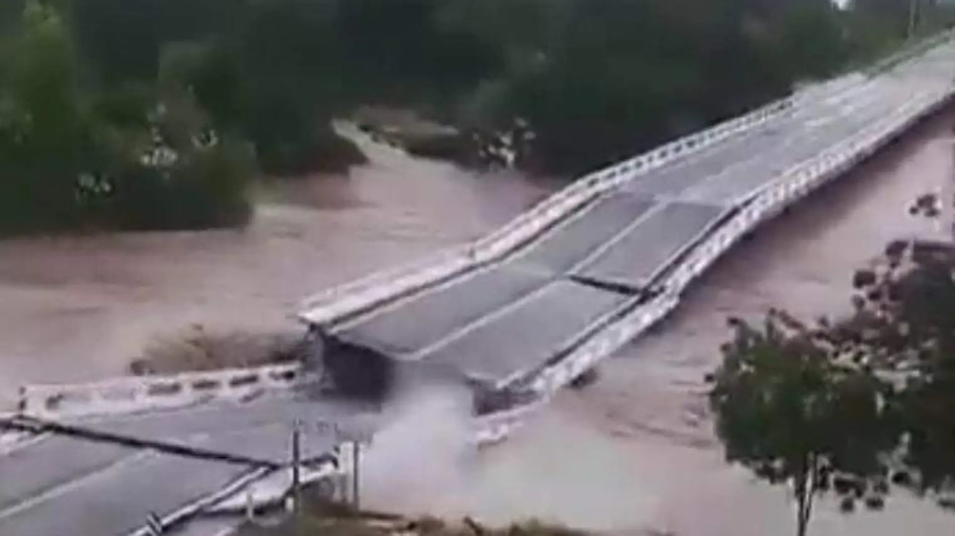 foto de puente colapsando supuestamente en empalme